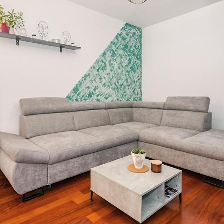 Апартаменти Airy 2-Br Apt W/ Open Layout & Modern Design Спліт Екстер'єр фото