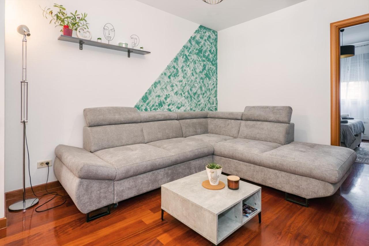 Апартаменти Airy 2-Br Apt W/ Open Layout & Modern Design Спліт Екстер'єр фото