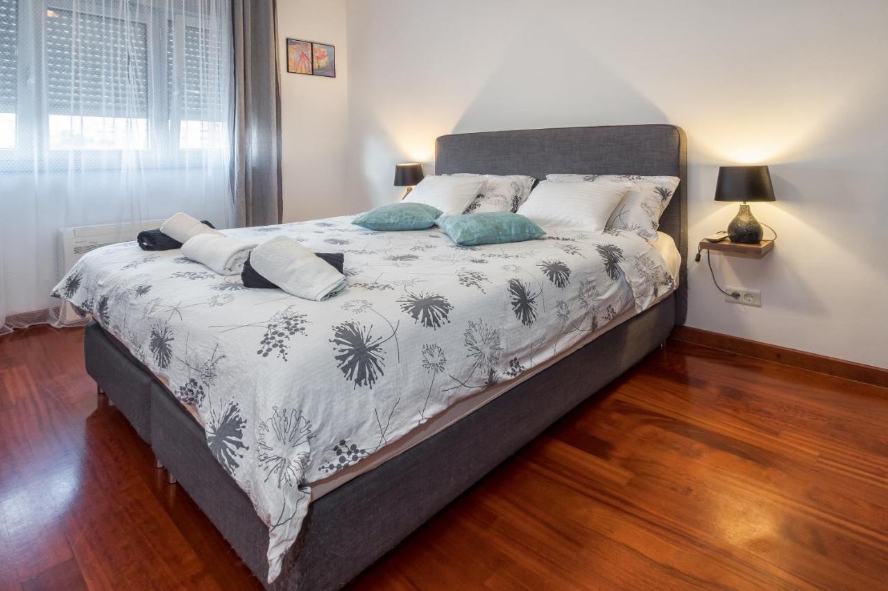 Апартаменти Airy 2-Br Apt W/ Open Layout & Modern Design Спліт Екстер'єр фото