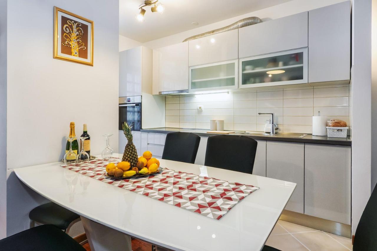 Апартаменти Airy 2-Br Apt W/ Open Layout & Modern Design Спліт Екстер'єр фото