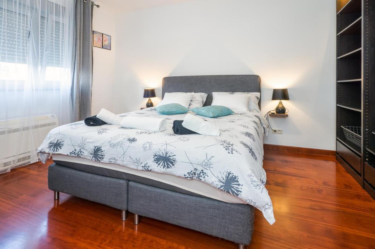 Апартаменти Airy 2-Br Apt W/ Open Layout & Modern Design Спліт Екстер'єр фото