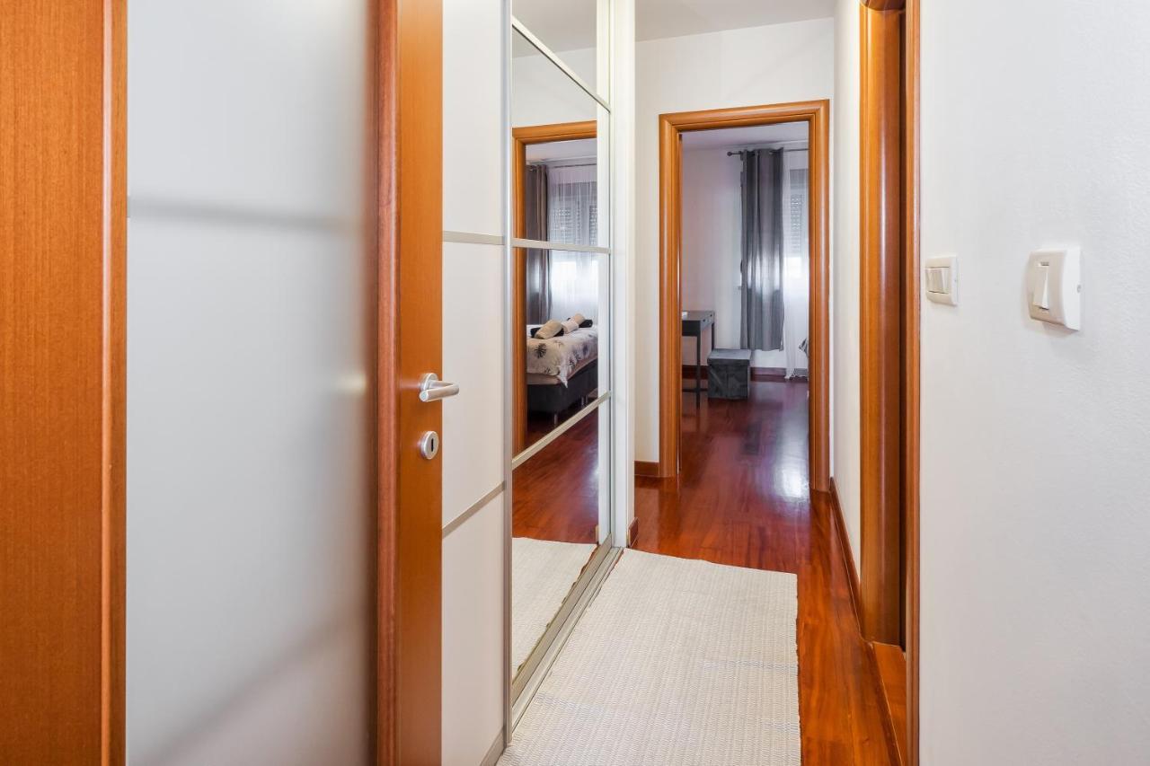 Апартаменти Airy 2-Br Apt W/ Open Layout & Modern Design Спліт Екстер'єр фото