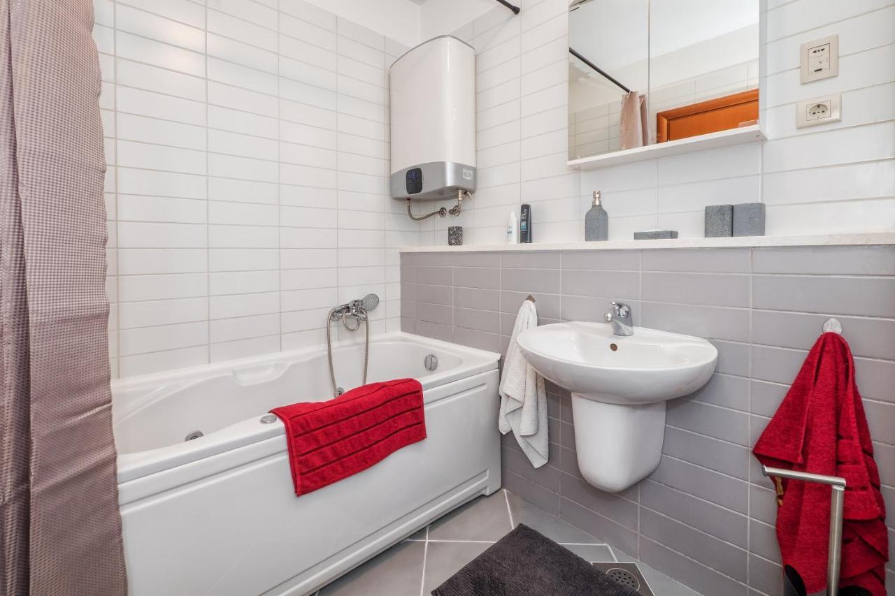 Апартаменти Airy 2-Br Apt W/ Open Layout & Modern Design Спліт Екстер'єр фото