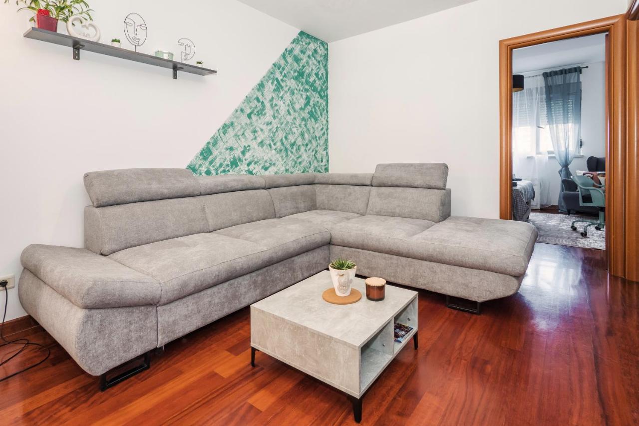 Апартаменти Airy 2-Br Apt W/ Open Layout & Modern Design Спліт Екстер'єр фото