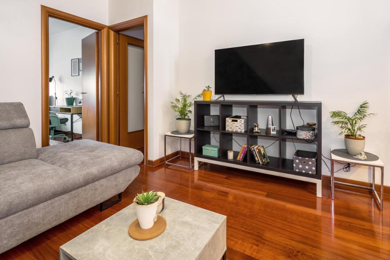 Апартаменти Airy 2-Br Apt W/ Open Layout & Modern Design Спліт Екстер'єр фото