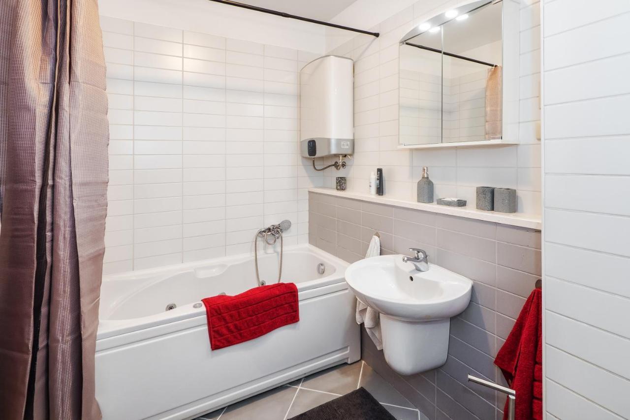 Апартаменти Airy 2-Br Apt W/ Open Layout & Modern Design Спліт Екстер'єр фото
